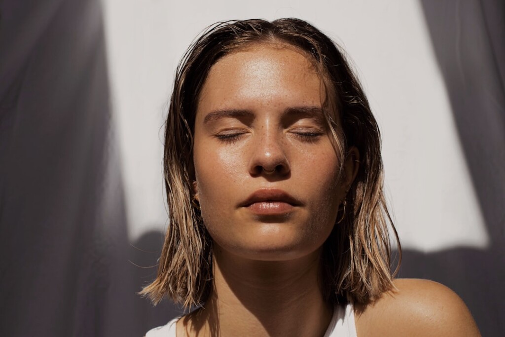 Femme à la peau saine, lumineuse et éclatante, illustrant les résultats obtenus grâce à l'association de la mésothérapie et du microneedling pour un rajeunissement cutané synergique