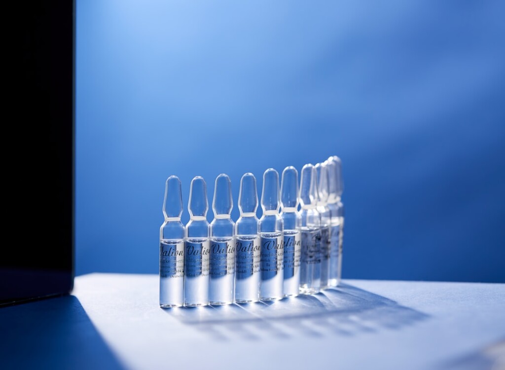 Série d'ampoules médicales contenant le mélange de principes actifs utilisé dans les traitements de mésothérapie.