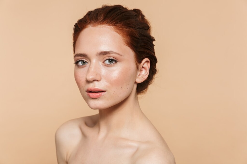 Portrait en gros plan d'une femme à la peau naturellement claire et saine, illustrant le type de résultats que la mésothérapie permet d'obtenir au fil du temps.
